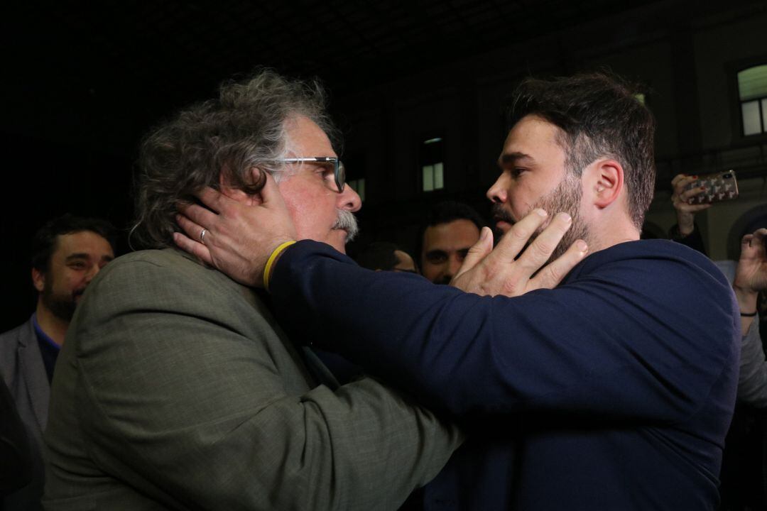 Imatge de l'abraçada entre Joan Tardà i Gabriel Rufián, durant la nite electoral del 28 d'abril de 2019