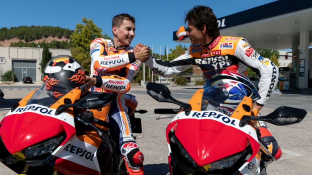 Alex Crivillé junto a Jorge Lorenzo en una imagen de archivo