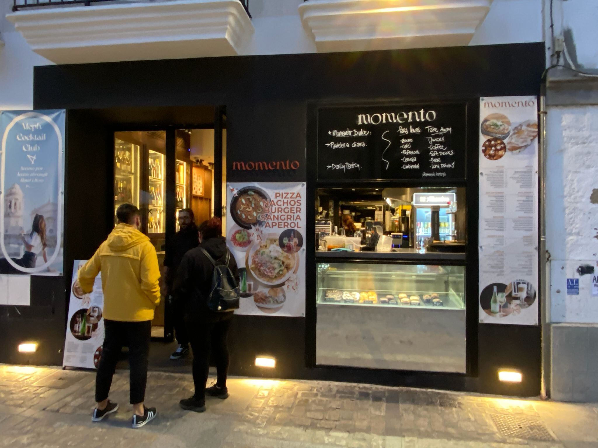 Una fachada de un comercio frente a la Catedral