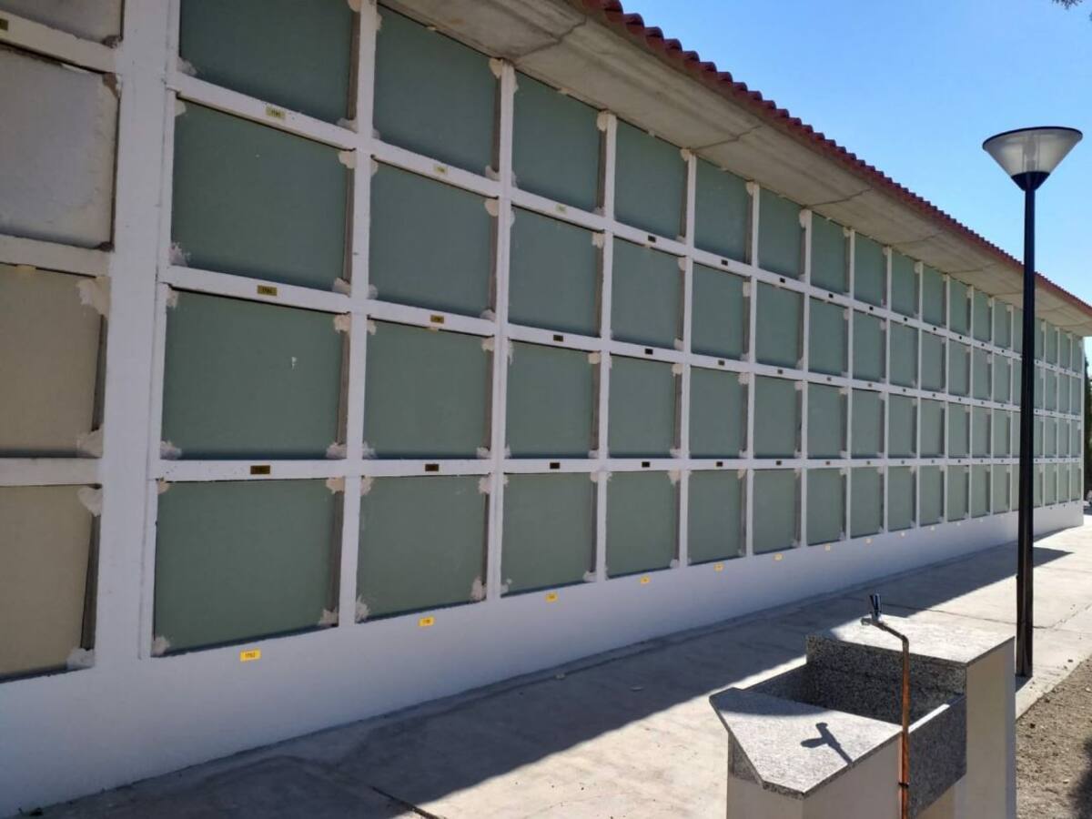 Los ayuntamientos recomiendan evitar horas punta y mantener la distancia social en los cementerios