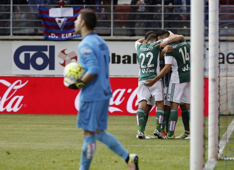 Los jugadores del Betis celebran el gol de Rubén Castro