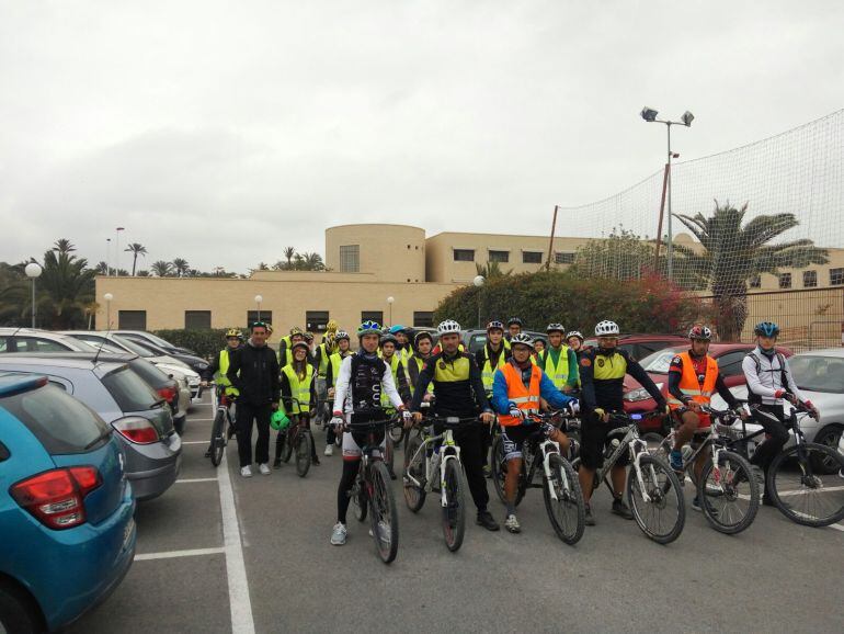 Agentes de la Policía Local y alumnos del proyecto Biciescuela