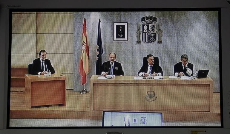 Imagen del monitor de la sala de prensa de la Audiencia Nacional de San Fernando de Henares del presidente del Gobierno, Mariano Rajoy durante su declaración como testigo en el macrojuicio de corrupción de la trama Gürtel