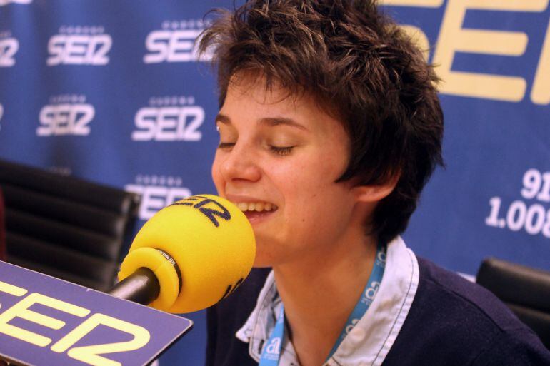 Arejo cantando en directo para el programa 'Hoy Por Hoy Alicante' desde la Diputación de Alicante con motivo del Día Internacional de la Mujer'