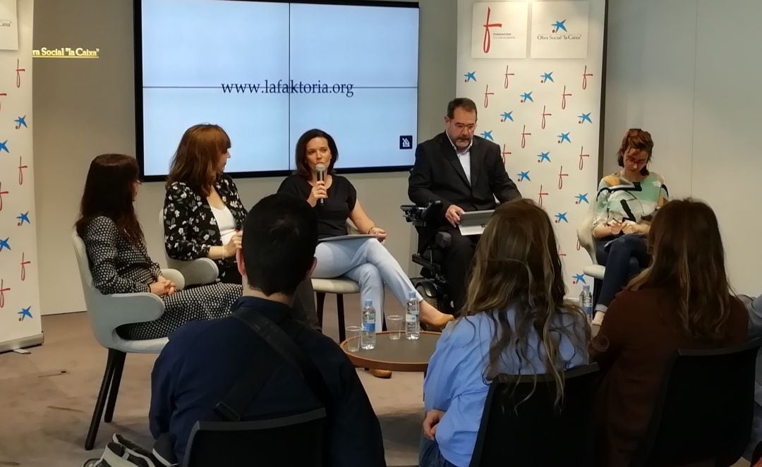 Ana Díez Fontana (directora de CaixaBank) y Javier Miranda Erro (presidente de Fundación Caja Navarra) junto a tres representantes de los proyectos seleccionados para el programa