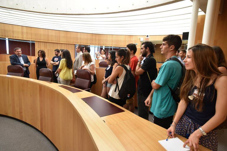 Jóvenes de Granada simulan ser diputados provinciales