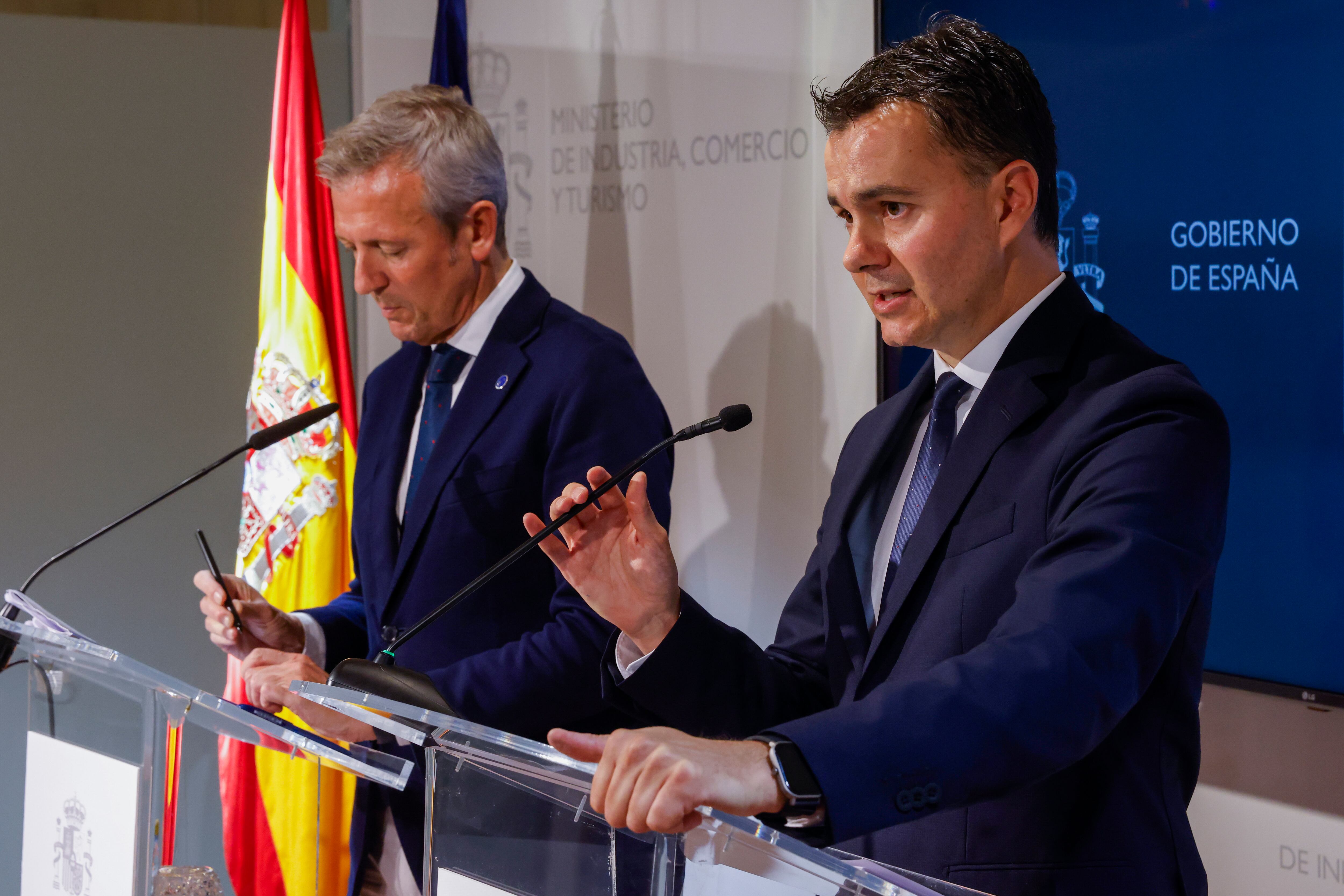 MADRID, 10/10/2023.- El presidente de la Xunta, Alfonso Rueda (i) y el ministro de Industria, Turismo y Comercio, Héctor Gómez (d) durante la rueda de prensa tras su encuentro -en la sede del ministerio en Madrid este martes. EFE/Aitor Martín
