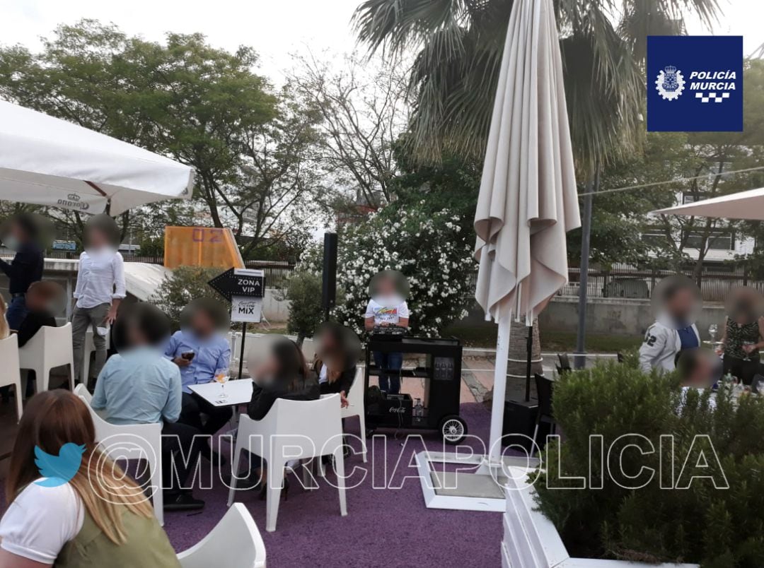 Terraza del local que fue precintado por la policía local de Murcia por no resperar el aforo y las distancias de seguridad
