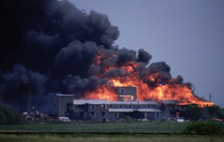 Incendio en el rancho de Waco donde se refugiaban los davidianos