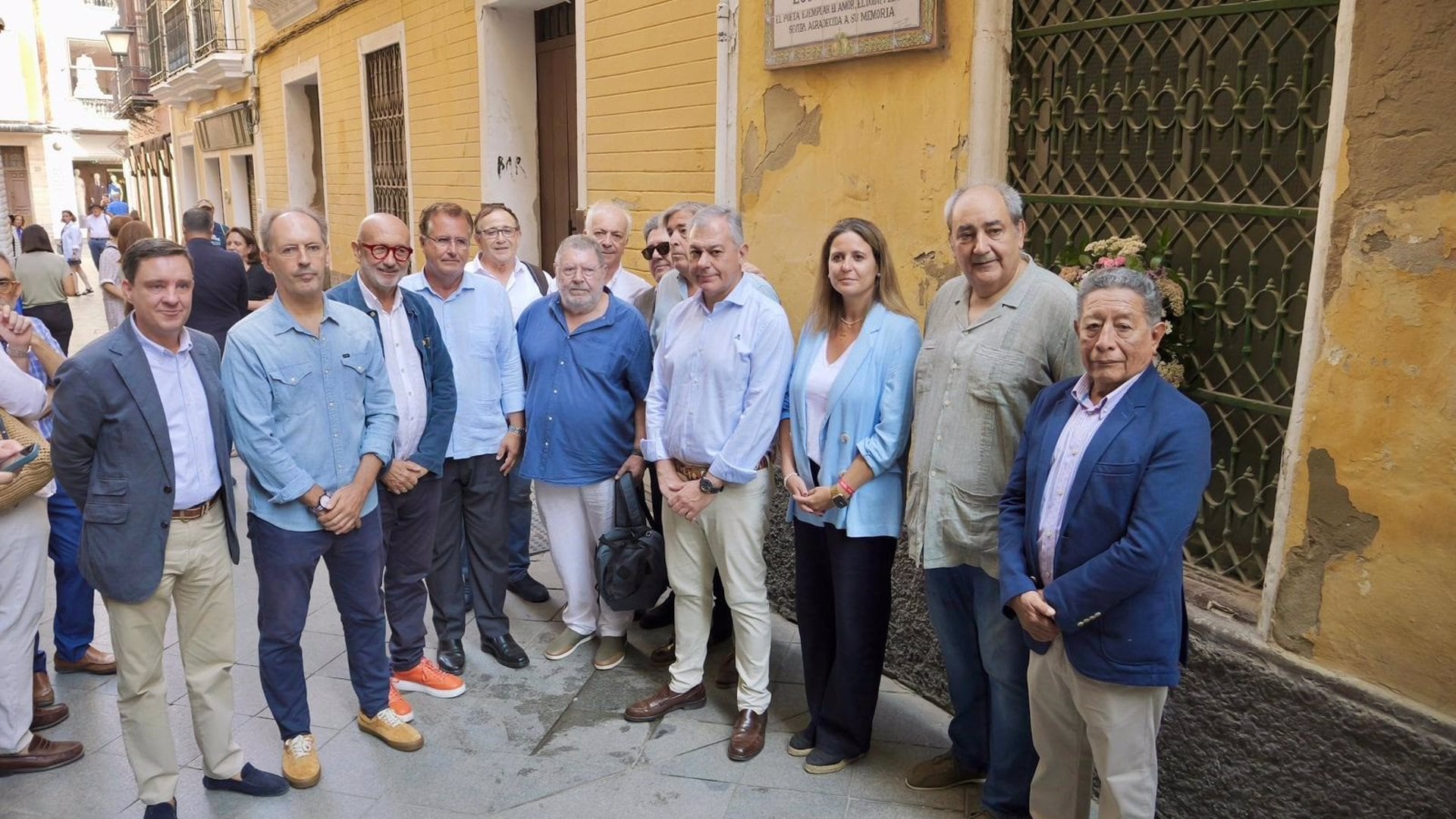 Acto de homenaje a Luis Cernuda junto a su casa natal coincidiendo con el 122 aniversario del poeta sevillano..
El alcalde de Sevilla, José Luis Sanz, ha participado este sábado en el acto de homenaje a Luis Cernuda, coincidiendo con el 122 aniversario del poeta sevillano, organizado por la tertulia literaria &#039;Las Setas de la Encarnación&#039;, que ha tenido lugar junto a su casa natal, en la céntrica calle Acetres y que ha consistido en una ofrenda floral y en la lectura de algunos de sus poemas más célebres por parte de miembros de la tertulia y del propio regidor.

SOCIEDAD ANDALUCÍA ESPAÑA EUROPA SEVILLA
AYTO.DE SEVILLA