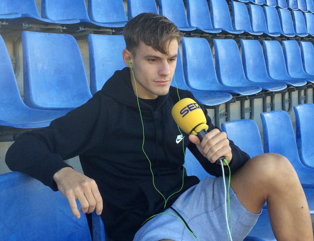 El delantero blanquiazul, Dani Gómez, en un momento de su intervención con Radio Club Tenerife - Cadena SER desde el Heliodoro Rodríguez López