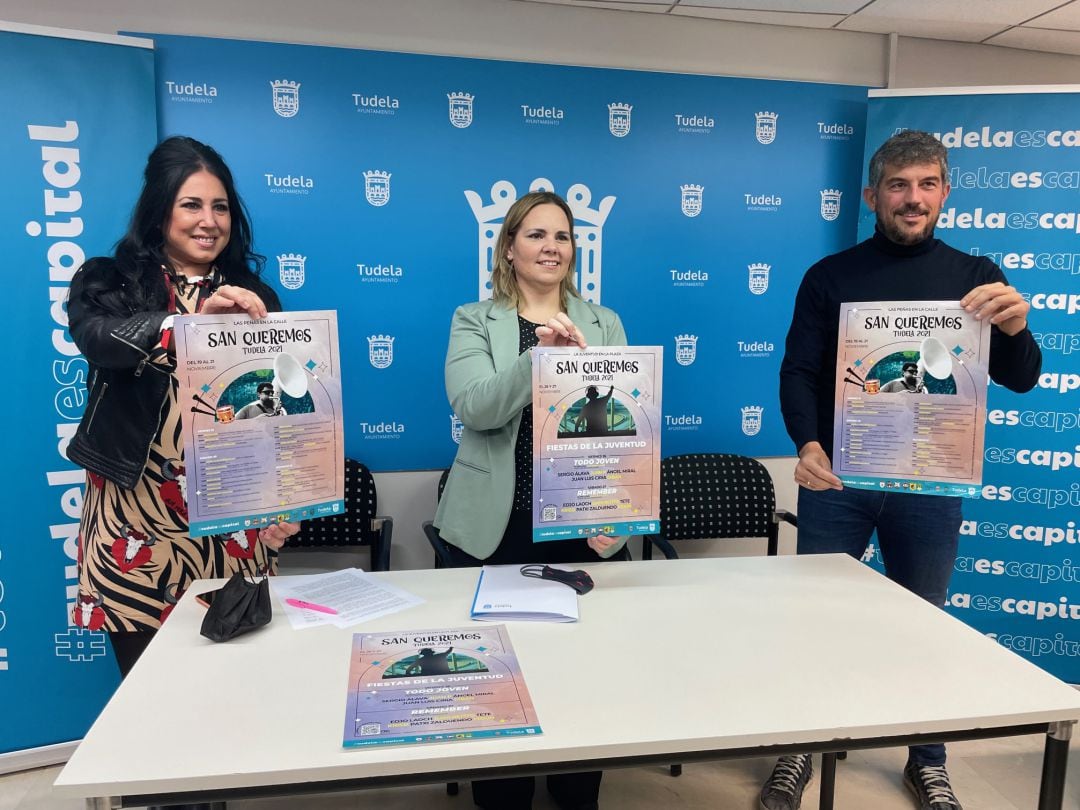 Las ediles de festejos y juventud, Verónica Gormedino y Erika Navarro junto al representante de la Federación de Peñas, Iñaki Arriazu