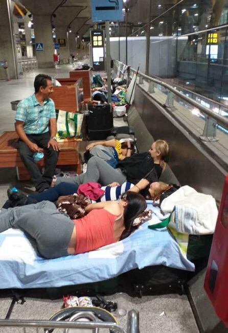 El apoyo de su abuela Orazia ha permitido a Yovana llevar mejor esta espera, esta parada en su vida. Ahora sigue esperando pero con más esperanza tras el contacto con las autoridades de su país. “No hay nada confirmado. Se dice que puede ser en agosto o en septiembre según las personas que se han acercado a la Embajada en Madrid que han hablado con los secretarios. Las autoridades venezolanas se han dedicado más a cómo ayudarlos. Son muchas personas que van a España porque saben que el punto de partido es allá por la masa de gente”.