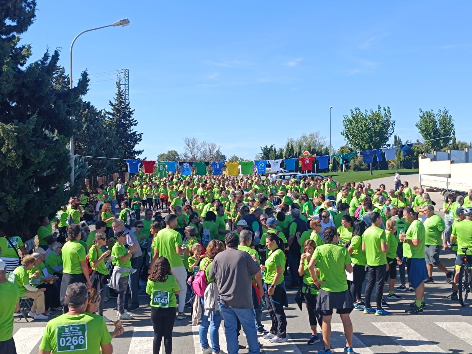 Cerca de 1.400 personas participaban en la marcha contra el cáncer. Foto: Felipe Puy