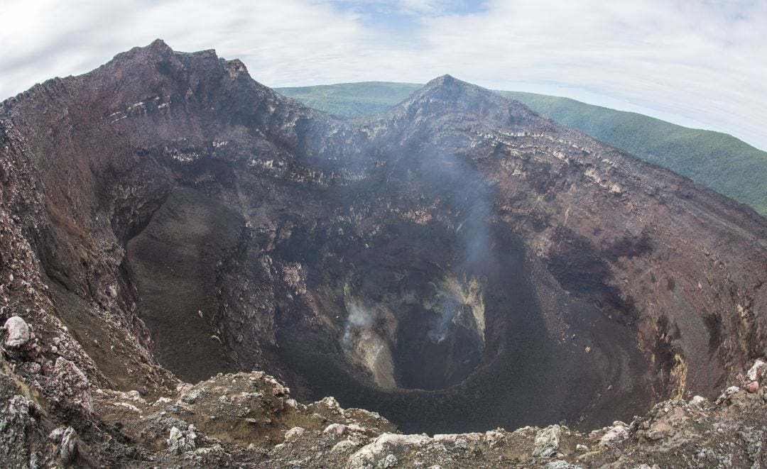 Caldera de la isla de Tofua, Tonga.