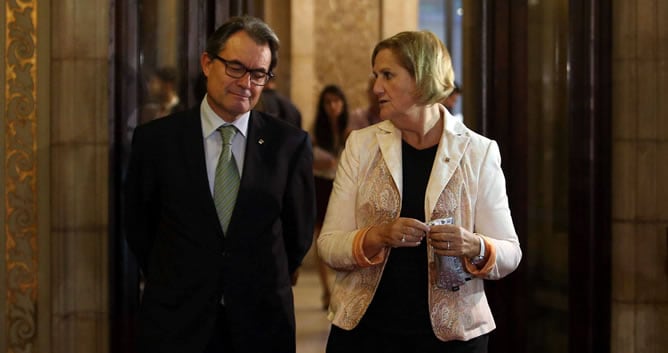 El presidente de la Generalitat, Artur Mas, y la presidenta del Parlament, Núria de Gispert, hablan en los pasillos del Parlament, donde Mas se ha reunido esta tarde con los dirigentes de los partidos proconsulta (CDC, UDC, ERC, ICV-EUiA y la CUP) para acordar los pasos a dar tras la suspensión cautelar por parte del Tribunal Constitucional de la ley de Consultas y del decreto de convocatoria del 9N .