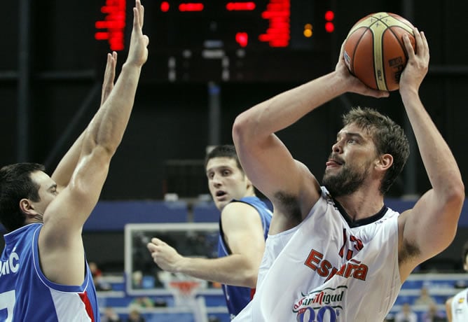 El pivot de la selección española Marc Gasol lanza a canasta con la oposición del jugador serbio Ivan Paunic durante el partido del Eurobasket que ha enfrentado a las selecciones de España y Serbia