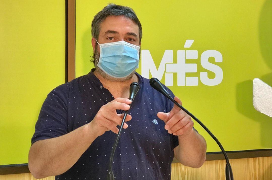 El diputado de MÉS Joan Mas, durante la rueda de prensa. 