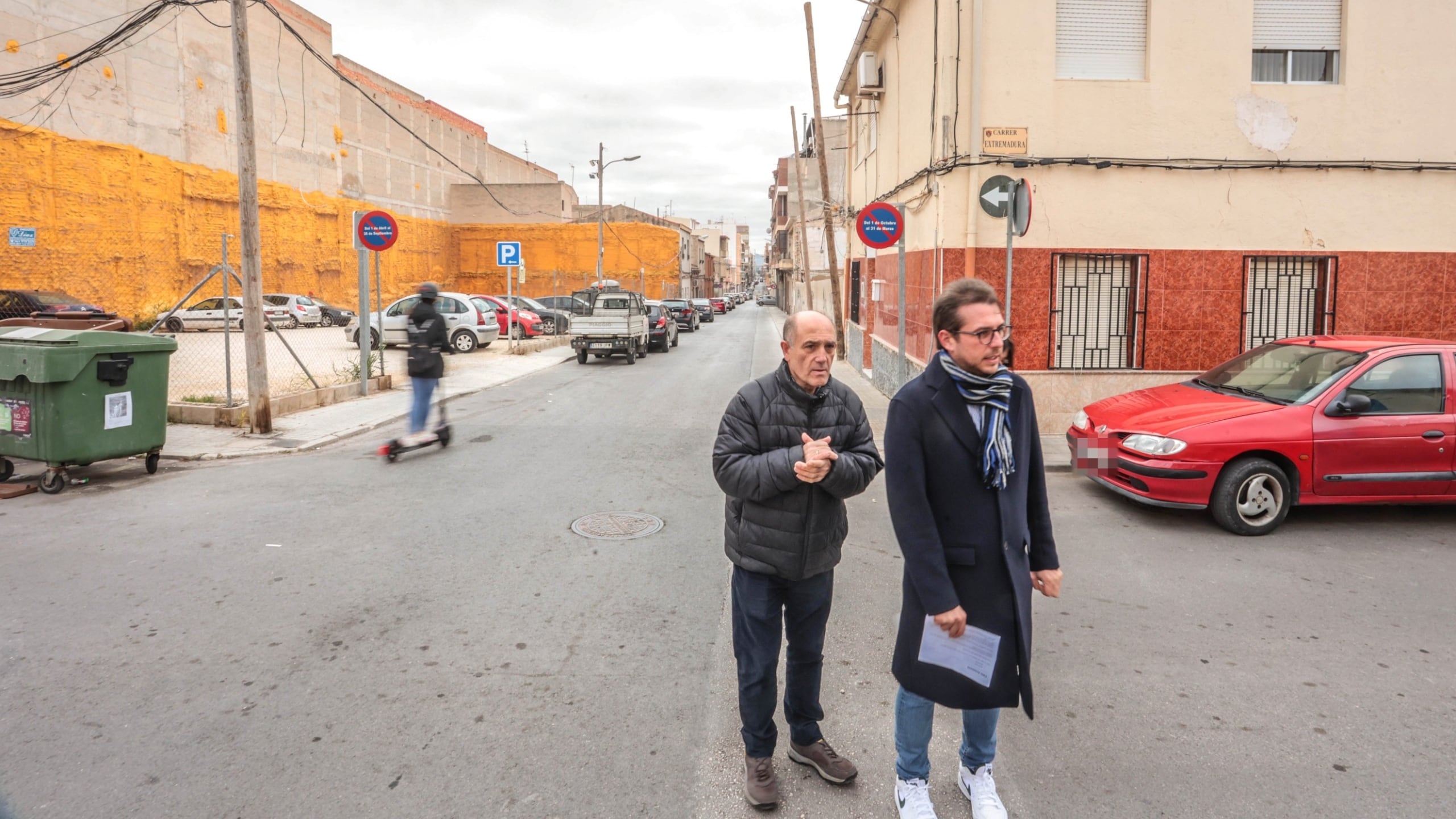 Juan Manuel Alfaro, presidente de la Asociación de Vecinos La Frontera y David Morcillo, concejal de Urbanismo de Petrer, han presentado las actuaciones que se acometerán en el barrio