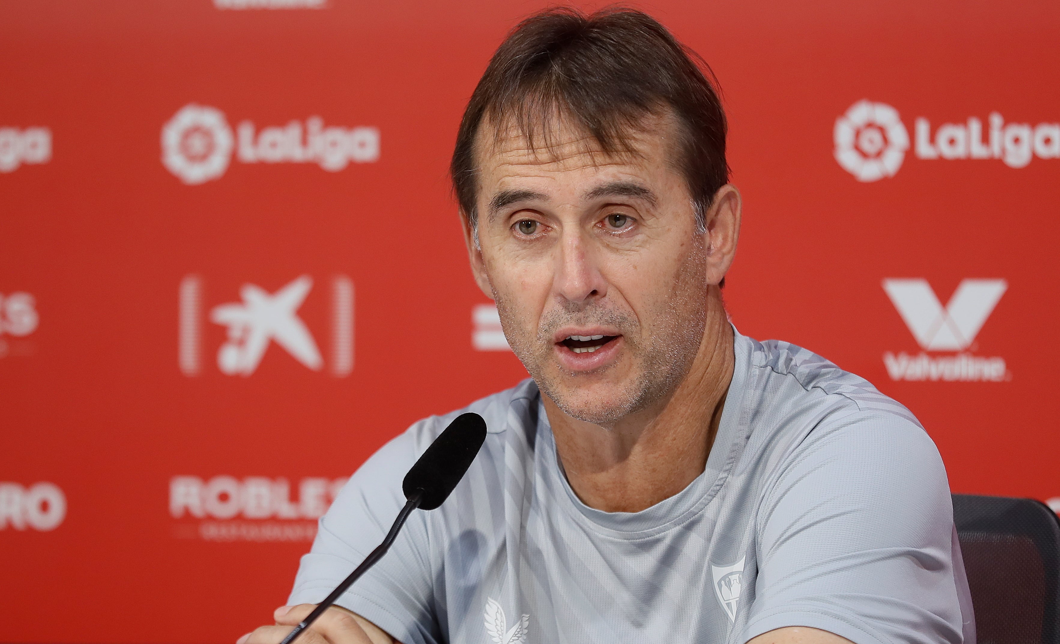 GRAFAND2622. SEVILLA, 26/08/2022.-El entrenador del Sevilla, Julen Lopetegui, durante su comparecencia de prensa tras el entrenamiento que dirigió en la ciudad deportiva del club hoy viernes, donde manifestó que su &quot;equipo está con la ilusión de conseguir el triunfo&quot; en Almería, &quot;un campo complejo, un escenario en el que el campeón de Liga y Champions -Real Madrid- no lo pasó bien&quot; en la primera jornada de LaLiga. EFE/José Manuel Vidal
