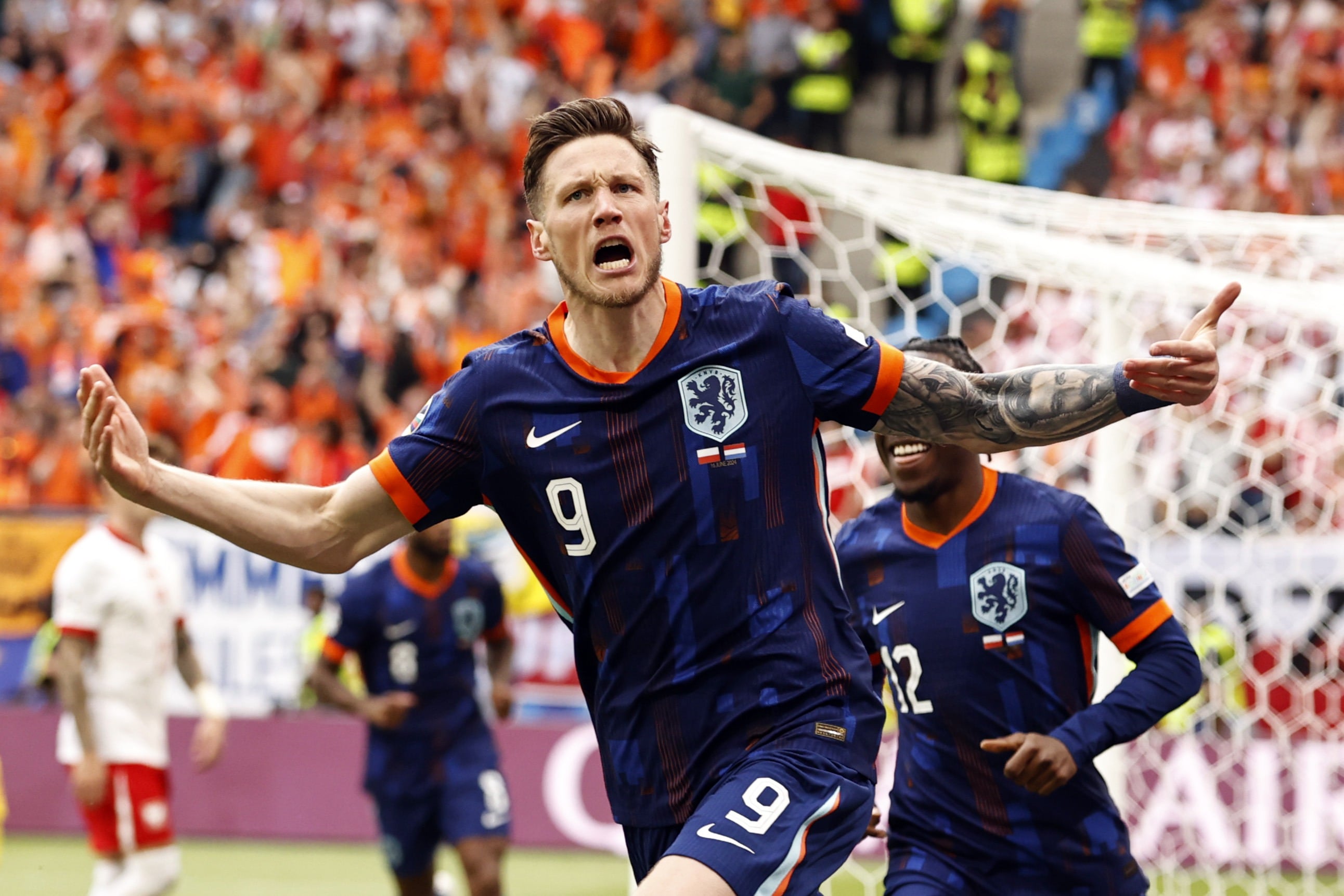 Wout Weghorst celebra su gol en el Polonia - Países Bajos