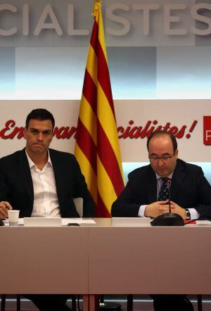 GRA045 BARCELONA, 10/11/2014.- El secretario general del PSOE, Pedro Sánchez (i), y el primer secretario del PSC, Miquel Iceta, durante la reunión esta mañana de la ejecutiva de los socialistas catalanes, horas después de la consulta del 9N celebrada ayer en Cataluña. EFE/Toni Albir