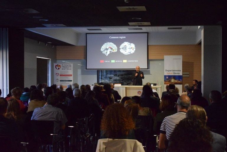 El doctor Semir Zeki, considerado el padre y fundador de la Neuroestética, pronunciando una ponencia en el III Congreso Internacional de Arte y Salud, en el hospital de Dénia. 