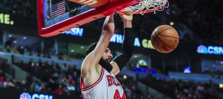 Mirotic se cuelga del aro frente a los Wizards de Washington