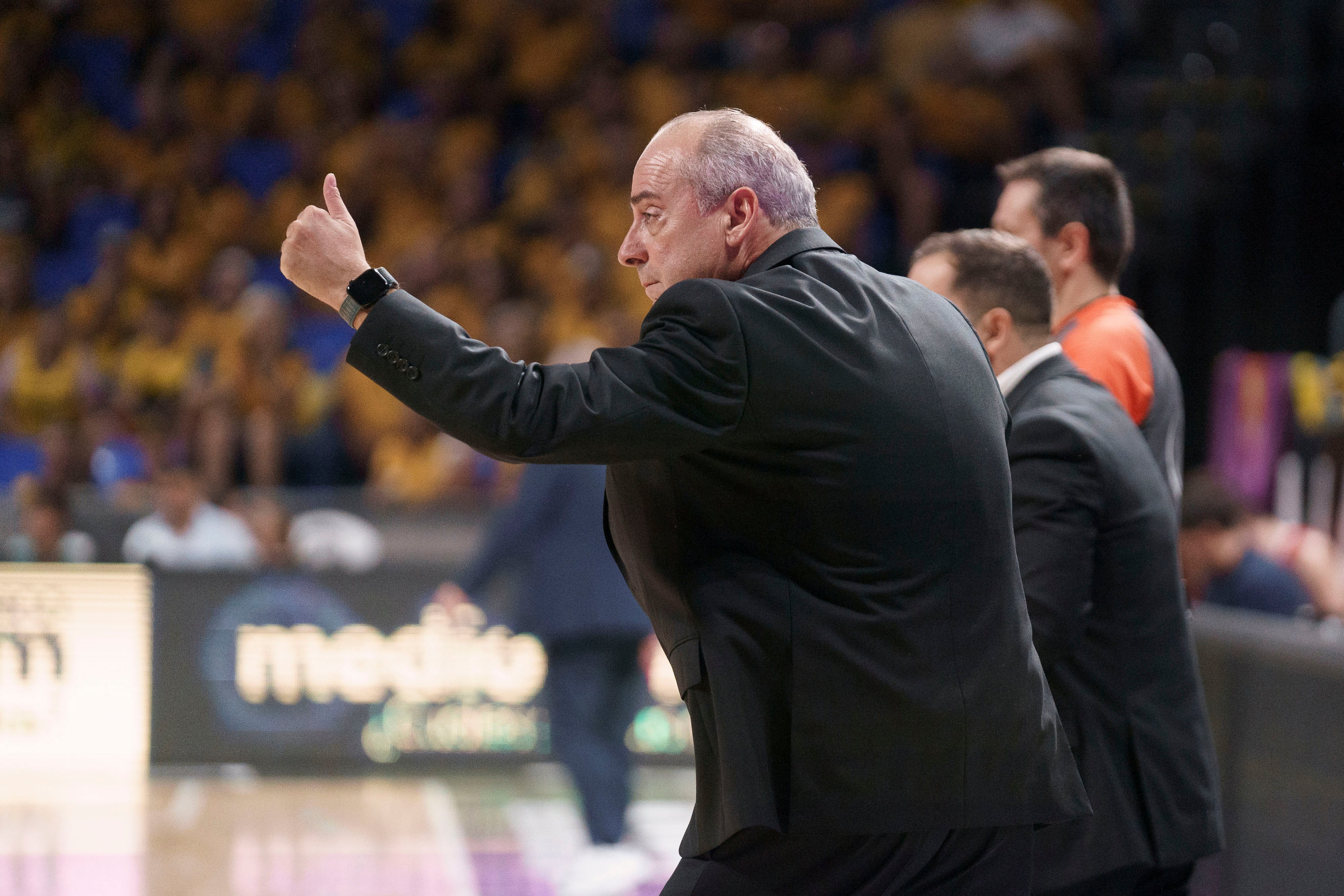 LA LAGUNA (TENERIFE), 04/10/2025.-El entrenador del La Laguna Tenerife, Txus Vidorreta, durante el partido de la jornada 1 de la Liga Endesa que se celebra este sábado en el pabellón Santiago Martín de La Laguna (Tenerife).- EFE/Ramón de la Rocha