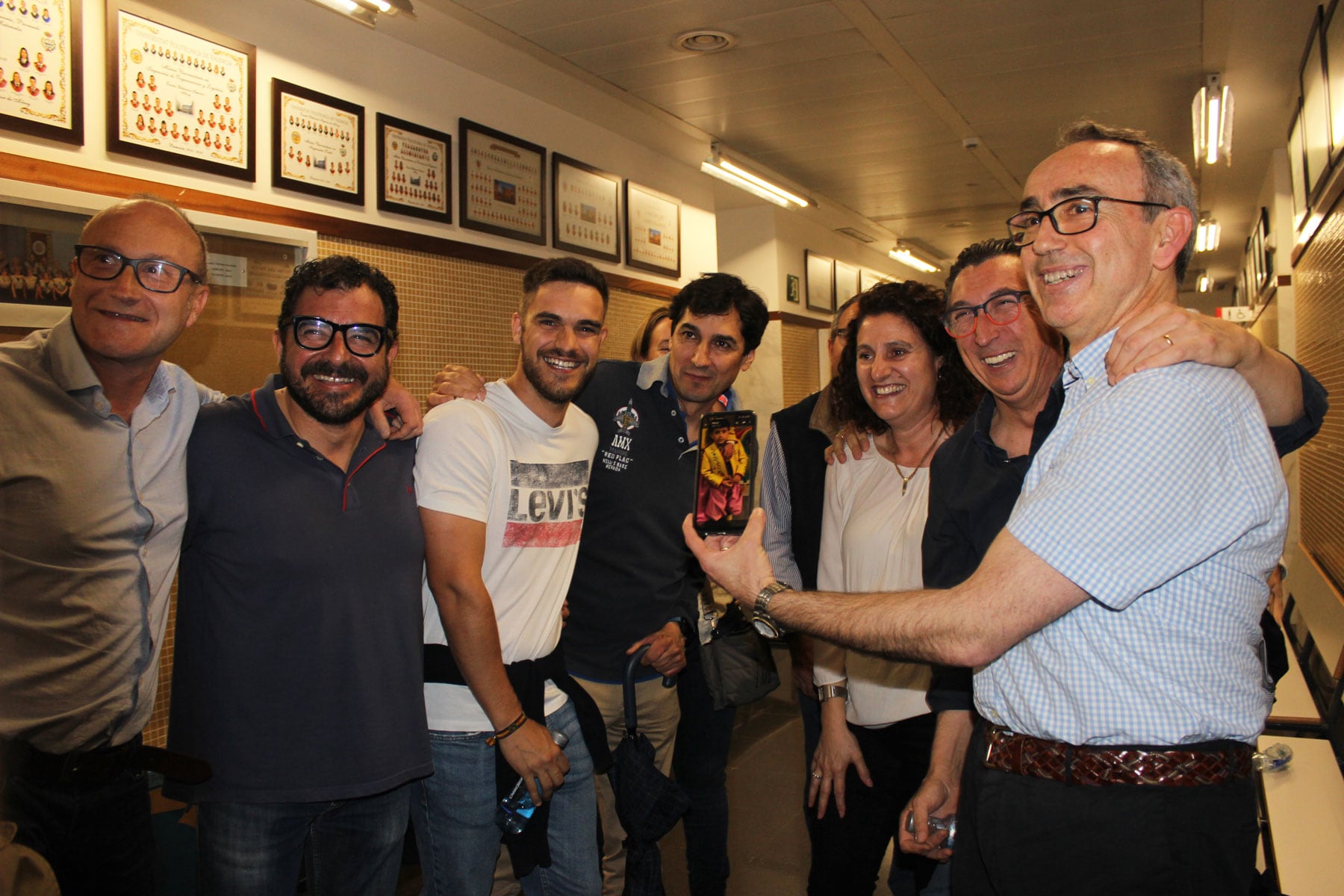 Componentes de la filà Judíos muestran una foto del Sant Jordiet 2024 Mauro Abellán Bravo