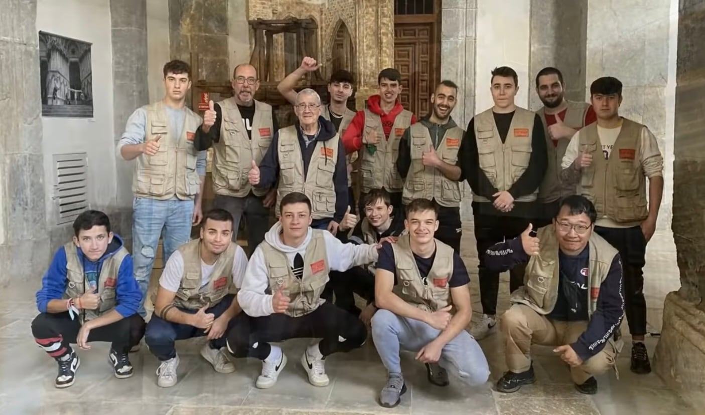 Alumnos del IES Pedro Mercedes de Cuenca tras la instalación de la maqueta de la torre del Ángel en el claustro de la catedral de Cuenca.