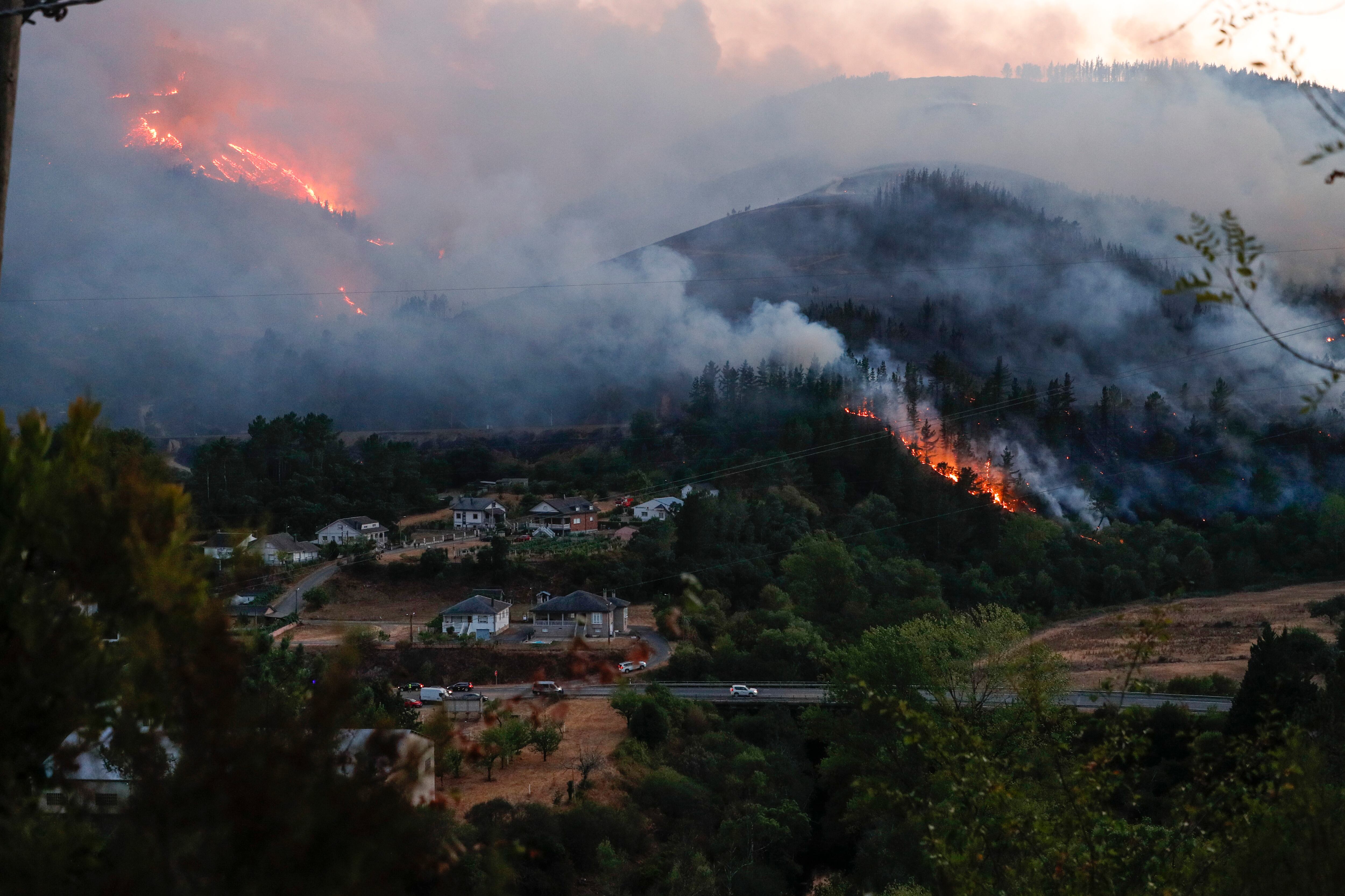 QUIROGA (LUGO), 25/08/2025.- La Xunta de Galicia ha activado este lunes la situación 2 de emergencia por el incendio originado en A Pobra do Brollón, en la provincia de Lugo, cuyas llamas llegan ahora al municipio de Quiroga. EFE/Eliseo Trigo