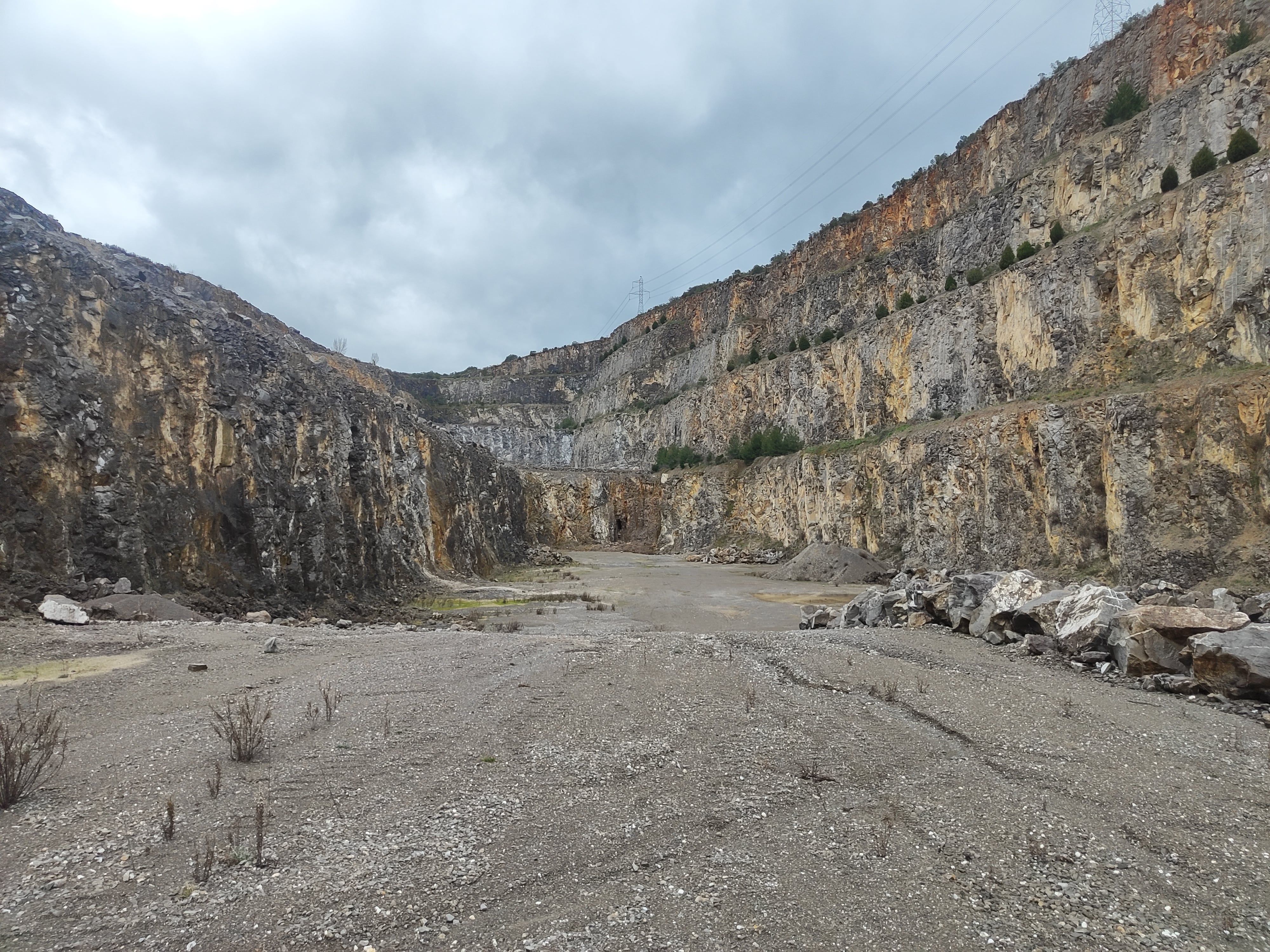 La base de la cantera de Nanclares, al fondo los agujeros de la cueva sobre el acuífero de Subijana