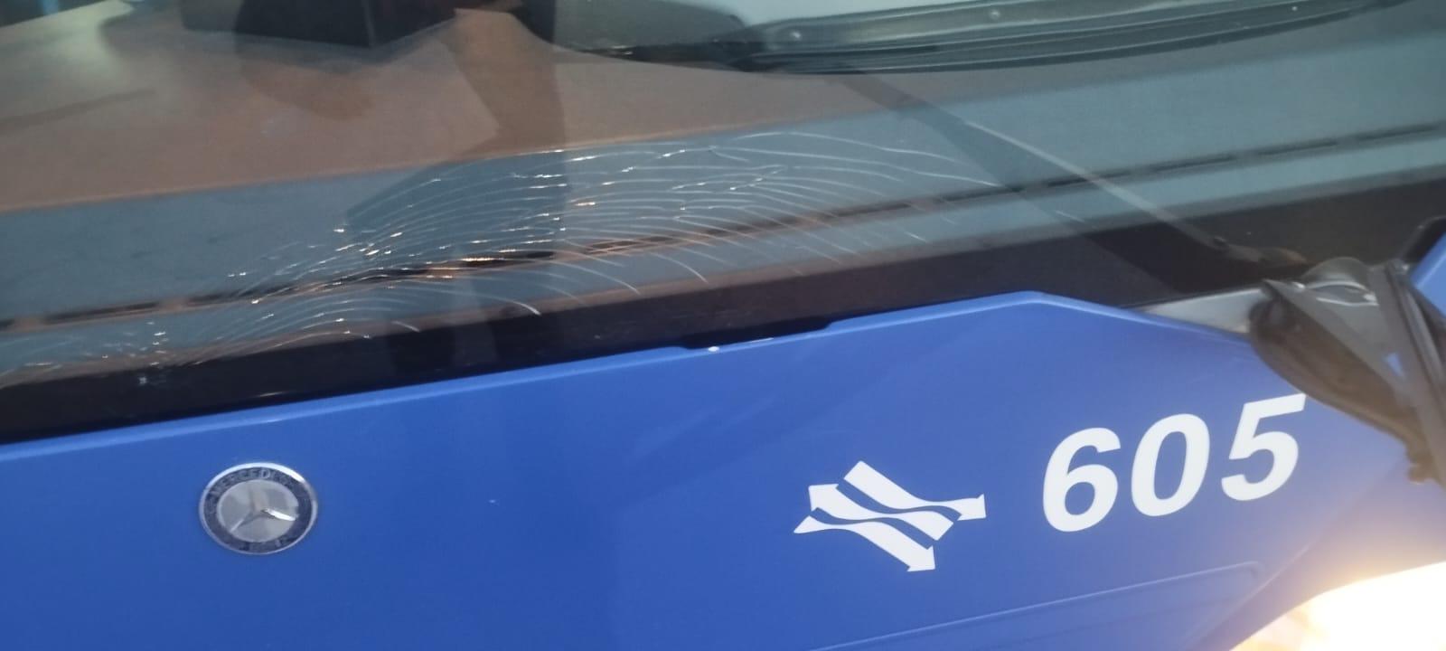 Cristal roto en uno de los autobuses que, según el comité de empresa, ha salido este lunes a circular