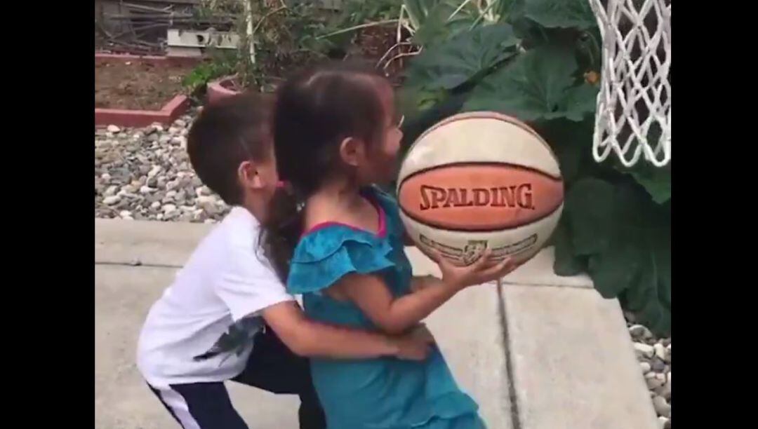 Los hermanos que se han hecho virales por cómo se ayudan.