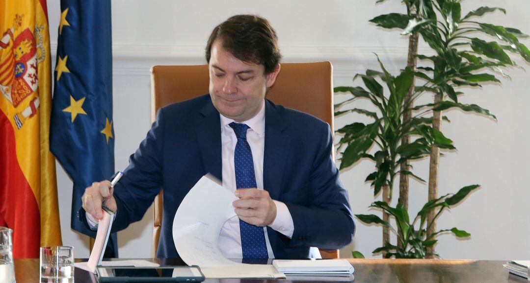 El presidente de la Junta, Alfonso Fernández Mañueco, preside la reunión extraordinaria del Consejo de Gobierno para abordar las medidas relacionadas con la gestión del coronavirus en la Comunidad. Foto de archivo