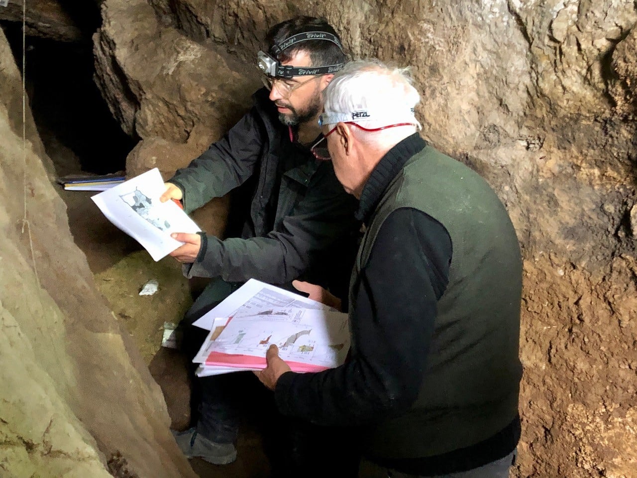 Los investigadores Francisco Bermúdez y Miguel Caparrós (Fundación Instituto de Investigación de Prehistoria y Evolución Humana) cartografiando la cueva