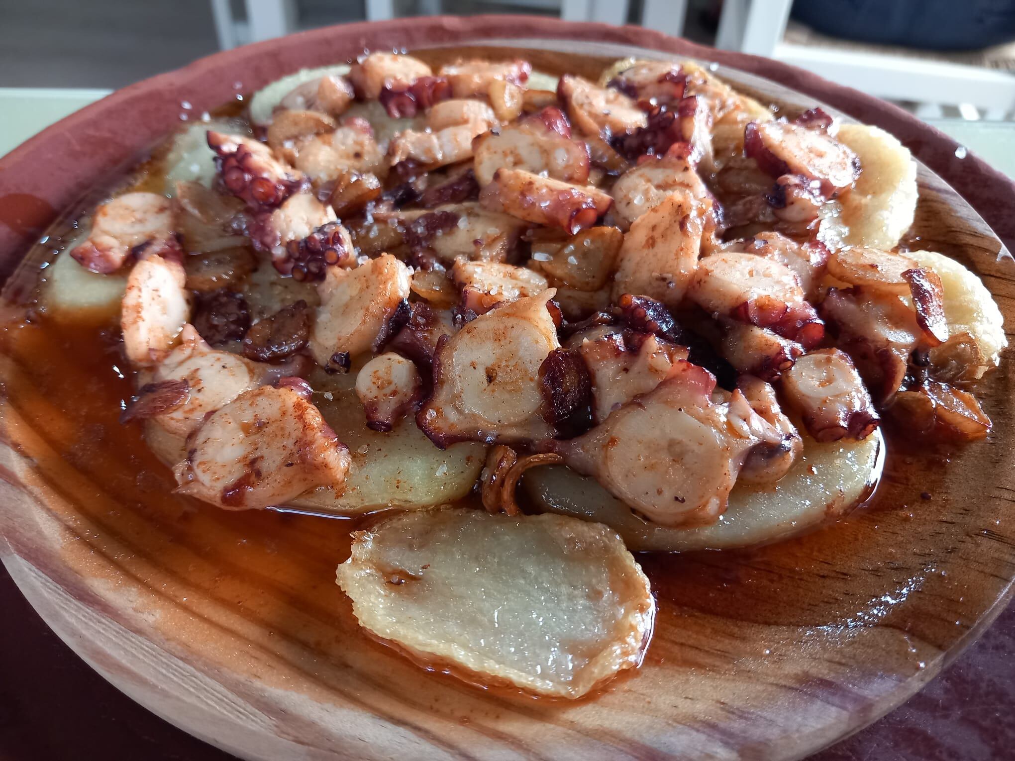 Pulpo a feira con aceite y ajos confitados