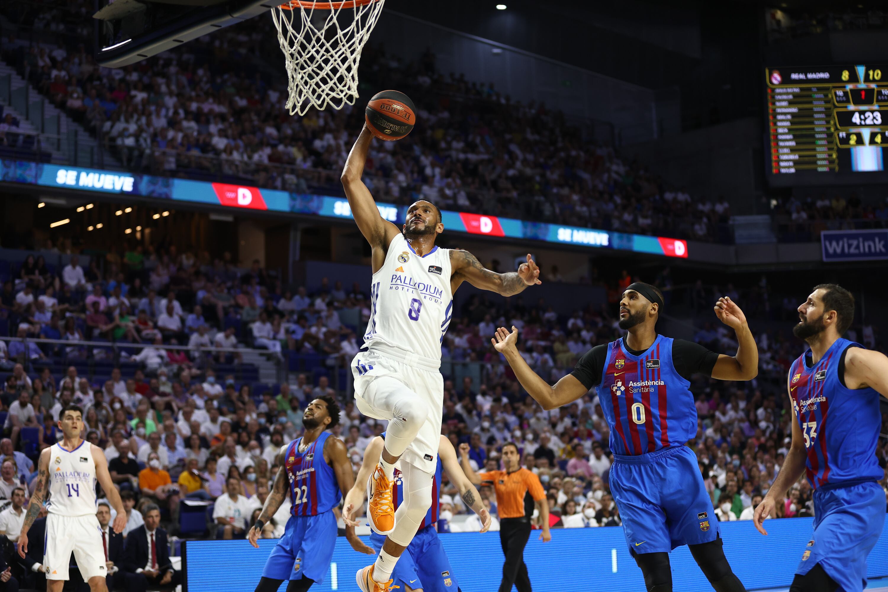 Adam Hanga encestando durante el tercer partido de la final por la ACB