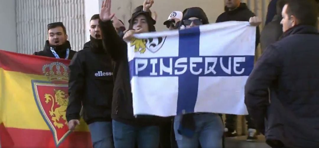 Un grupo de ultras del Zaragoza antes del partido entre su equipo y Osasuna.