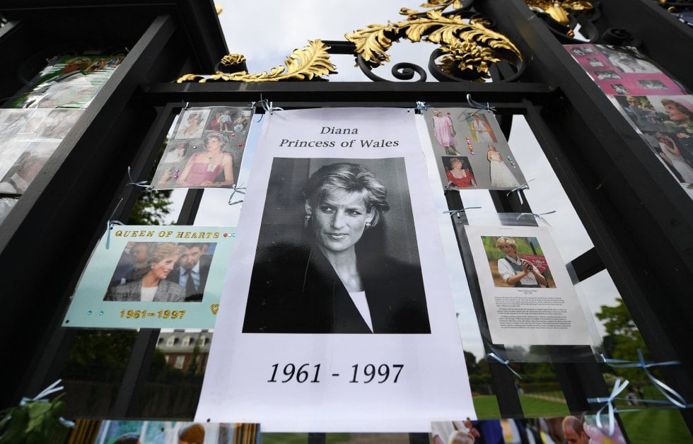 Fotografía de la princesa Diana de Gales con la fecha de su nacimiento y de su muerte.