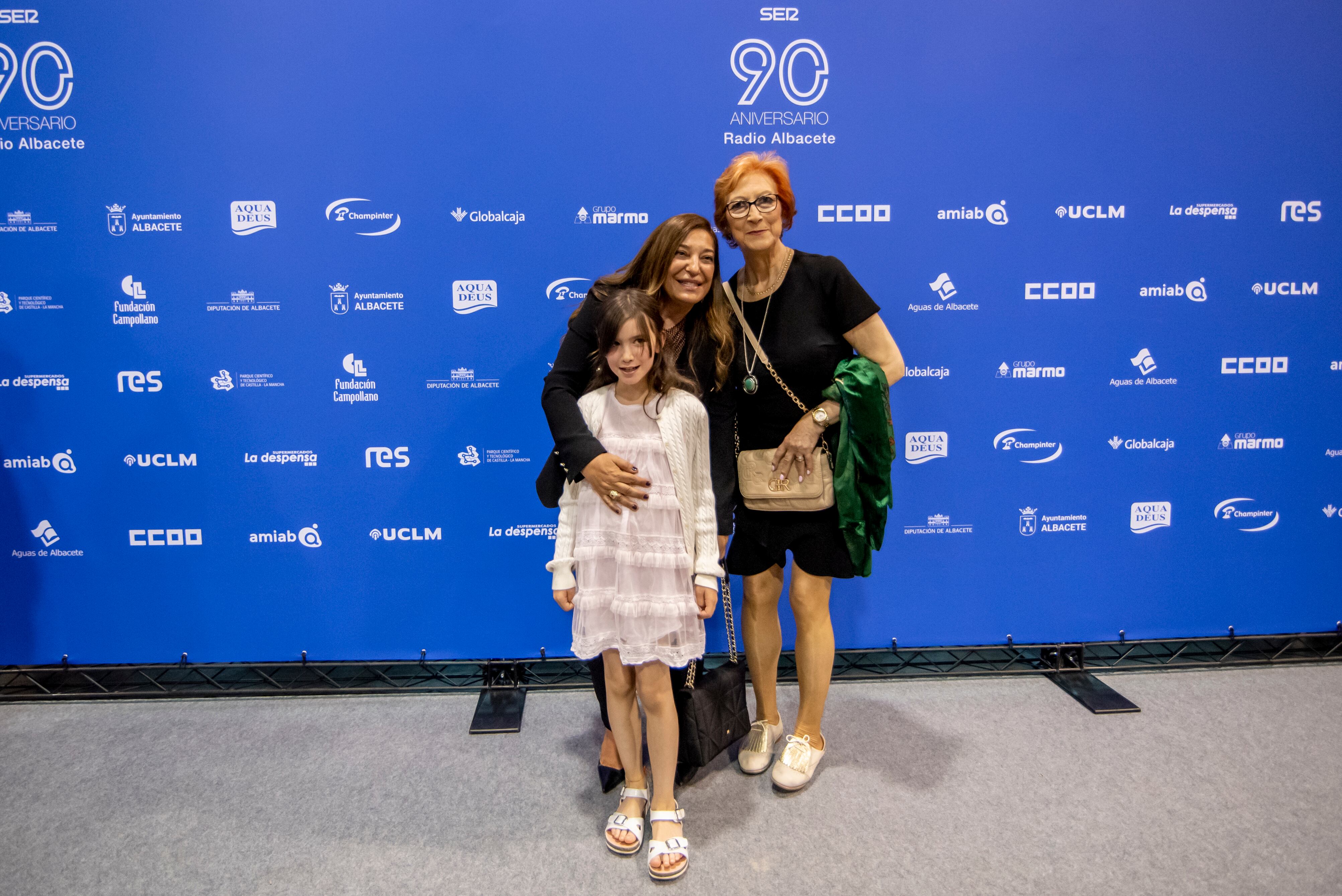 La directora de Radio Albacete, Justina Gómez, junto con la ganadora del concurso de dibujos del libro por el 90 aniversario de Radio Albacete, Vera Fernández, y la experiodista de Radio Albacete, Inmaculada Ruíz.