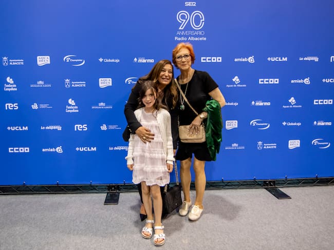 La directora de Radio Albacete, Justina Gómez, junto con la ganadora del concurso de dibujos del libro por el 90 aniversario de Radio Albacete, Vera Fernández, y la experiodista de Radio Albacete, Inmaculada Ruíz.
