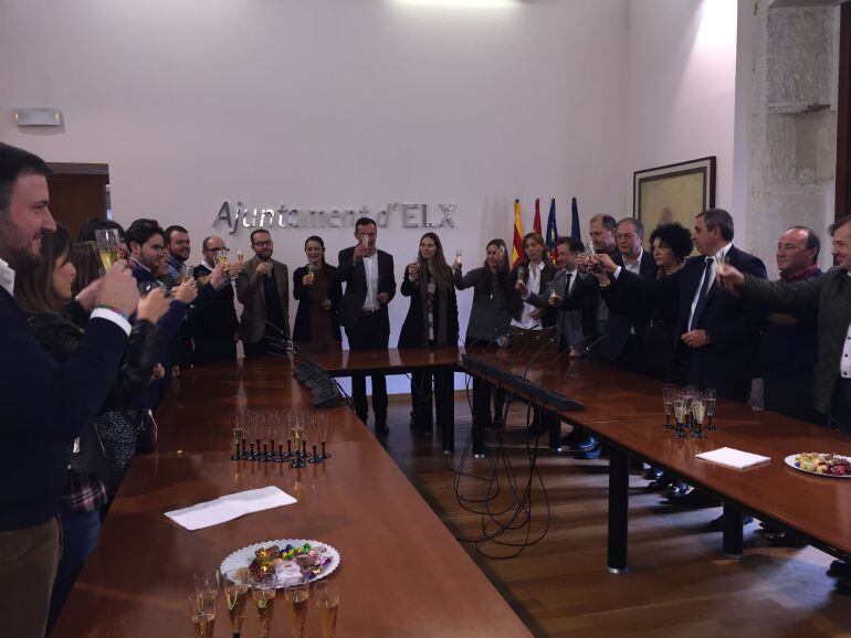 Después del pleno ha habido brindis para desear Felices Fiestas