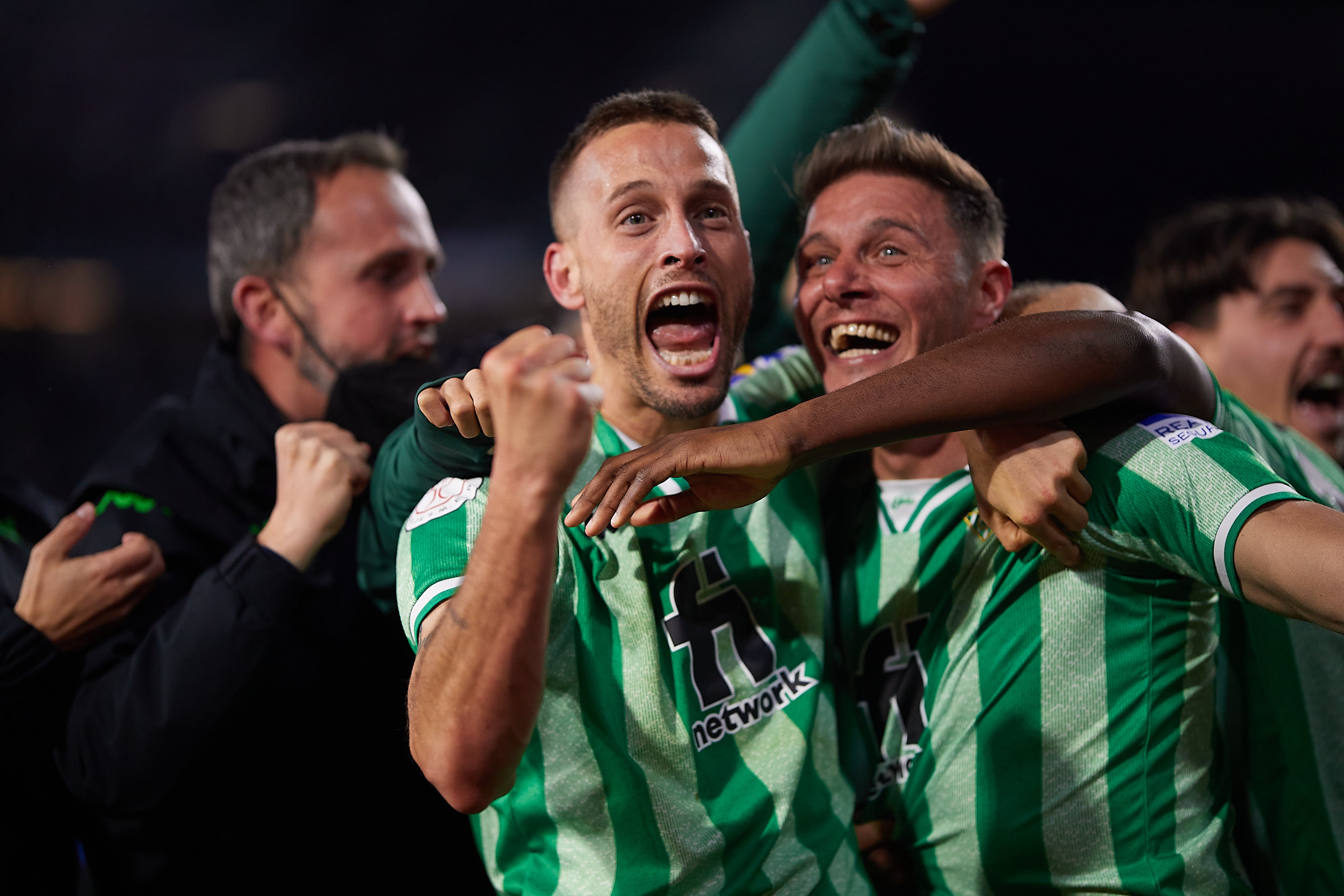 Canales y Joaquín celebran la victoria ante el Rayo Vallecano.