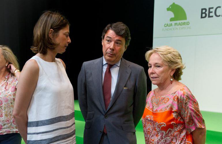 Carmen Cafranga (derecha), junto con Ignacio González, en una fotografía de archivo. 