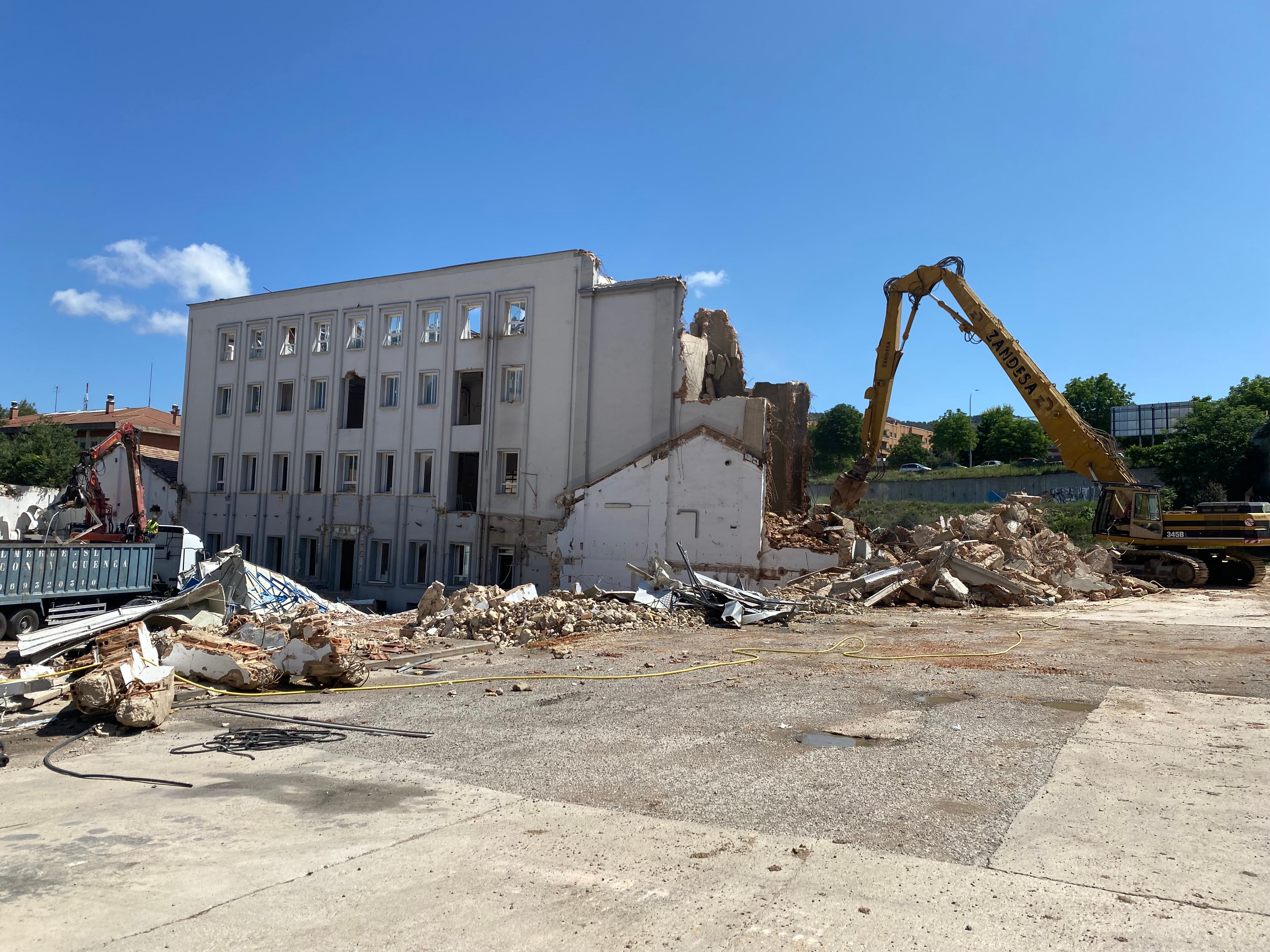 Derribo de las viejas instalaciones de la harinera de la empresa Panificadora Conquense Agrícola SA en la calle Hermanos Becerril, 25, de Cuenca.