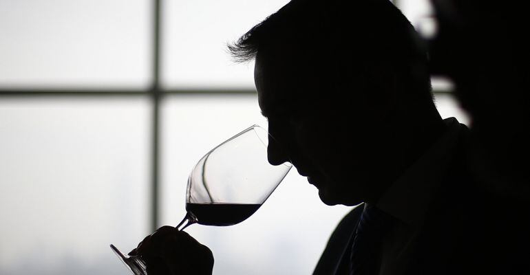 Un hombre huele un vino durante la vigésimo primera edición del concurso Catad&#039;Or 