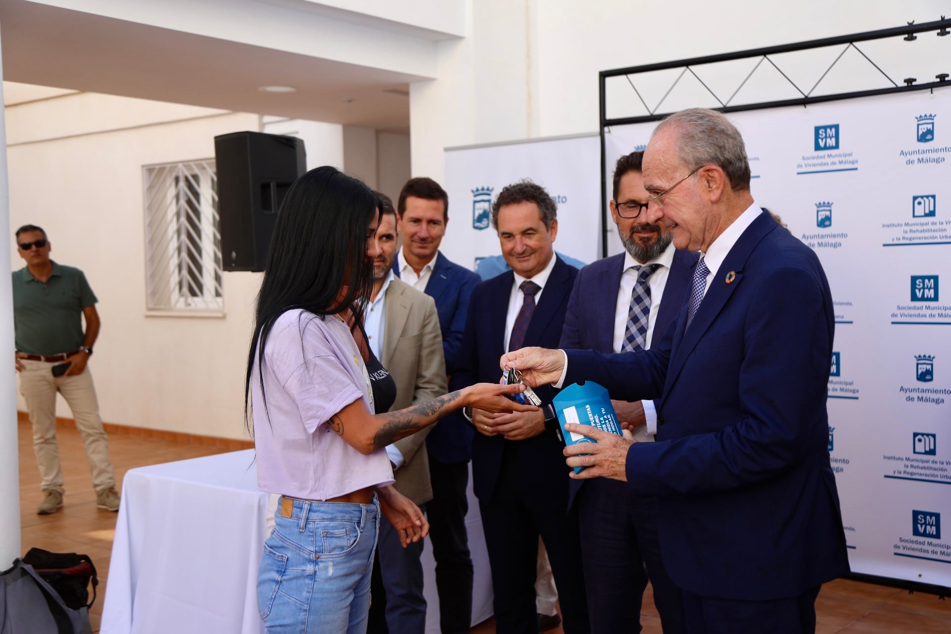 Francisco de la Torre hace entrega de las llaves de una de las nuevas viviendas de calle Calvo a una familia