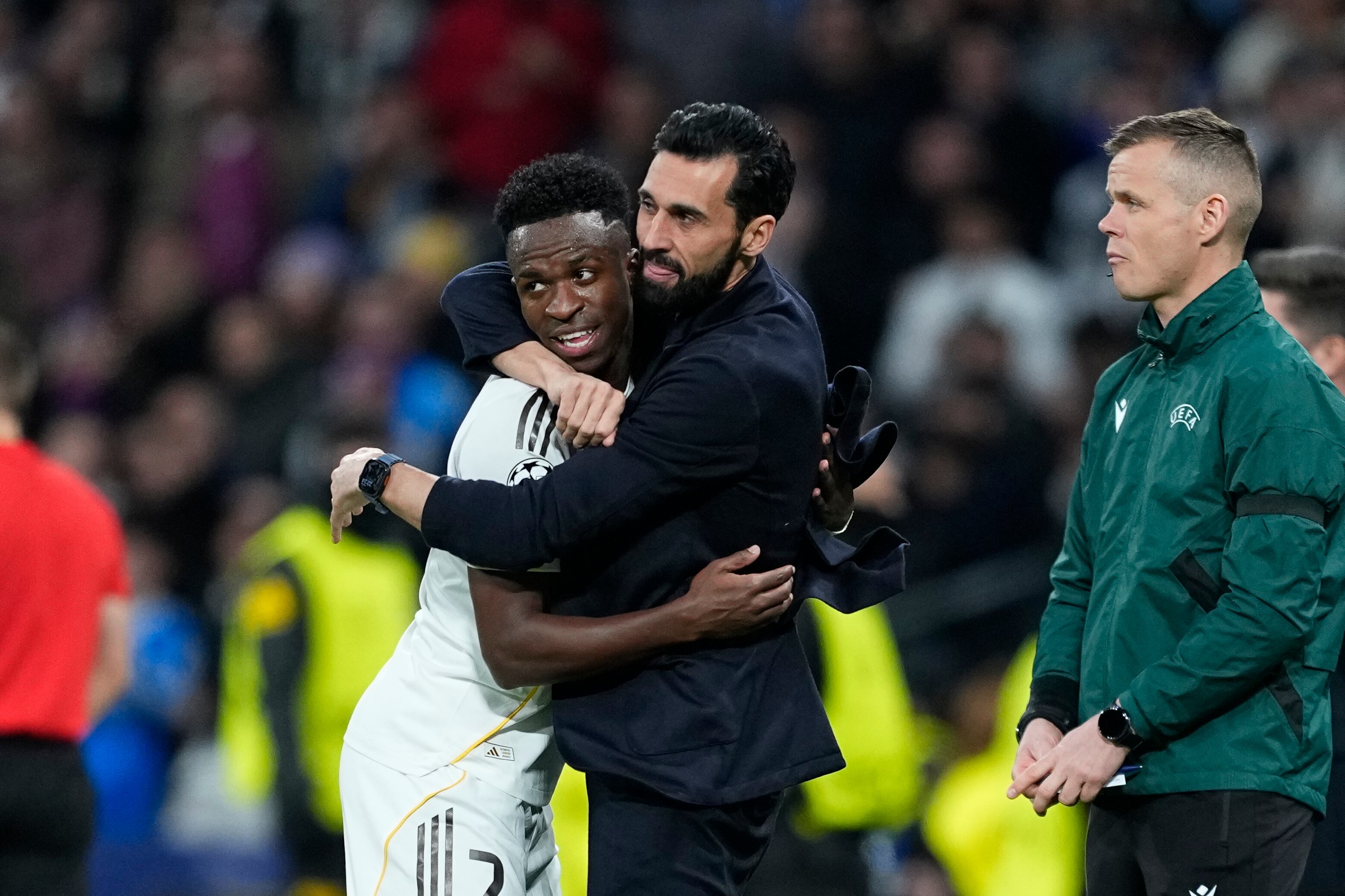 Seriedad, carrera al centro del campo y abrazo con Arbeloa: así ha sido la discreta celebración de gol de Vinicius contra el Mónaco